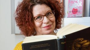 Maija Karhi on Tikkurilan kirjaston kaunokirjallisuus ekspertti